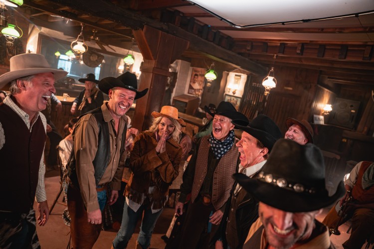 Cowboys & Cowgirls tijdens spotopnames van Wild Wild West-editie van Het Schlagerfestival